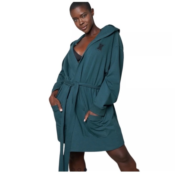 Savage x Fenty Showgirl Logo Fleece Robe Lounge Green Medium/Large - Picture 9 of 9